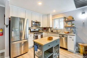 Private kitchen - Sugarloaf Cabin w/ Fireplace Near Big Bear Lake (Sugarloaf)