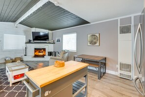 Interior - Sugarloaf Cabin w/ Fireplace Near Big Bear Lake (Sugarloaf)