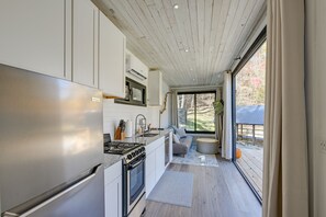 Oven, stovetop, dishwasher, cookware/dishes/utensils - Bryson City Tiny Cabin w/ Deck Near River Access! (Bryson City)