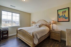 3 عدّة غرف نوم ومساحة عمل للكمبيوتر المحمول ومكواة/لوح كي وملاءات أسرّة