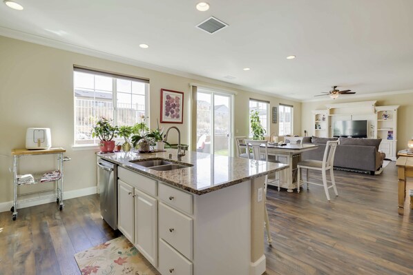 Hus (3 Bedrooms) | Eget kök | Grytor/köksredskap och pappersservetter