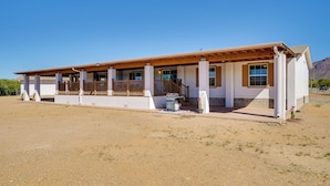A single-story building with a covered porch and a small attached garage. - 11 Mi to Saguaro Nat'l Park! Family Home w/ Deck (Tucson)