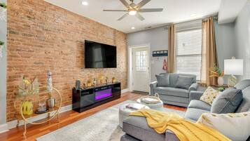 Apartment (3 Bedrooms) | Front of property