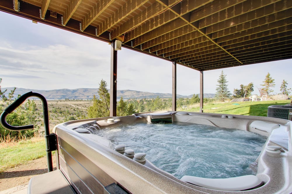 Spacious Canyon Ferry Lake House With Bar & Views! - Beaver Creek, MT