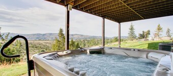 Spacious Canyon Ferry Lake House With Bar & Views!