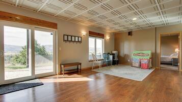 House (5 Bedrooms) | Interior