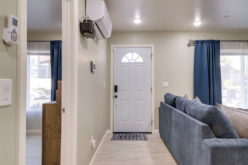 Fast Wifi & Free Parking: Cozy Fontana Apartment