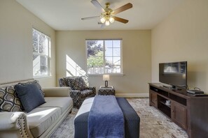 TV, books - Desirable Reno Apartment: 15 Mi to Ski Slopes! (Reno)