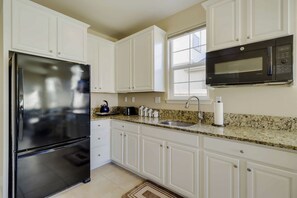 Leilighet (1 Bedroom) | Eget kjøkken | Kjøkkenutstyr og papirhåndklær