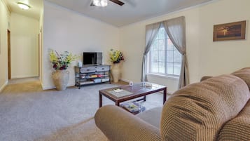 House (5 Bedrooms) | Interior