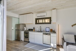 Hus (1 Bedroom) | Eget kjøkken | Ovn, kokeplater, oppvaskmaskin og hurtigmikser