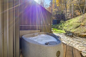Outdoor spa tub - Bryson City Tiny Cabin: Hot Tub, Near River Access (Bryson City)