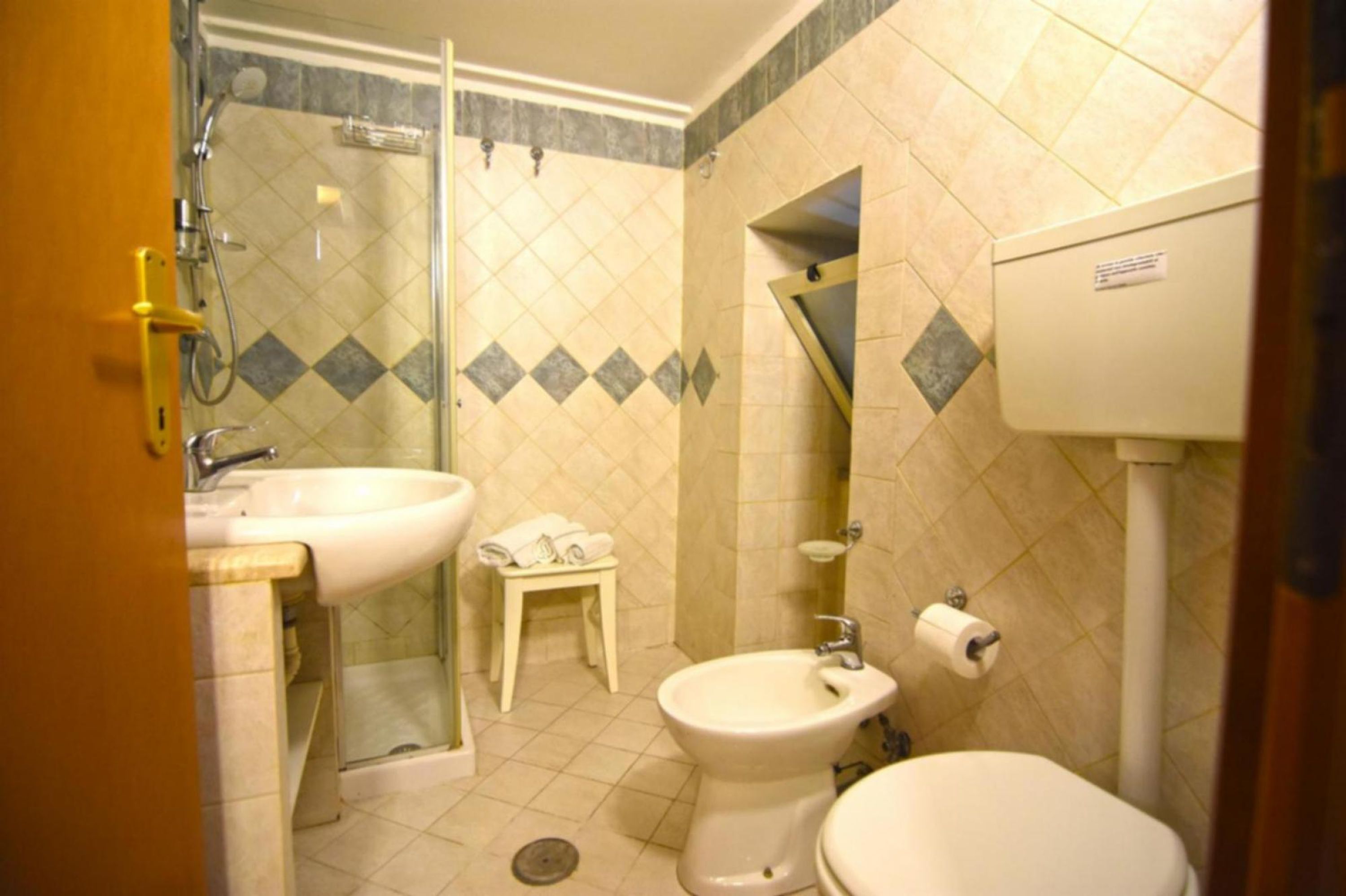 Ein Badezimmer mit Waschbecken, Toilette, Bidet und Dusche.