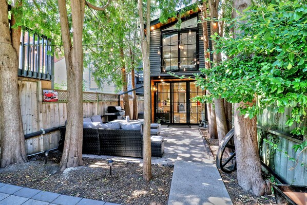 Terrace/patio - Stylish Victorian w Parking & Patio in Heart of TO! (Toronto)