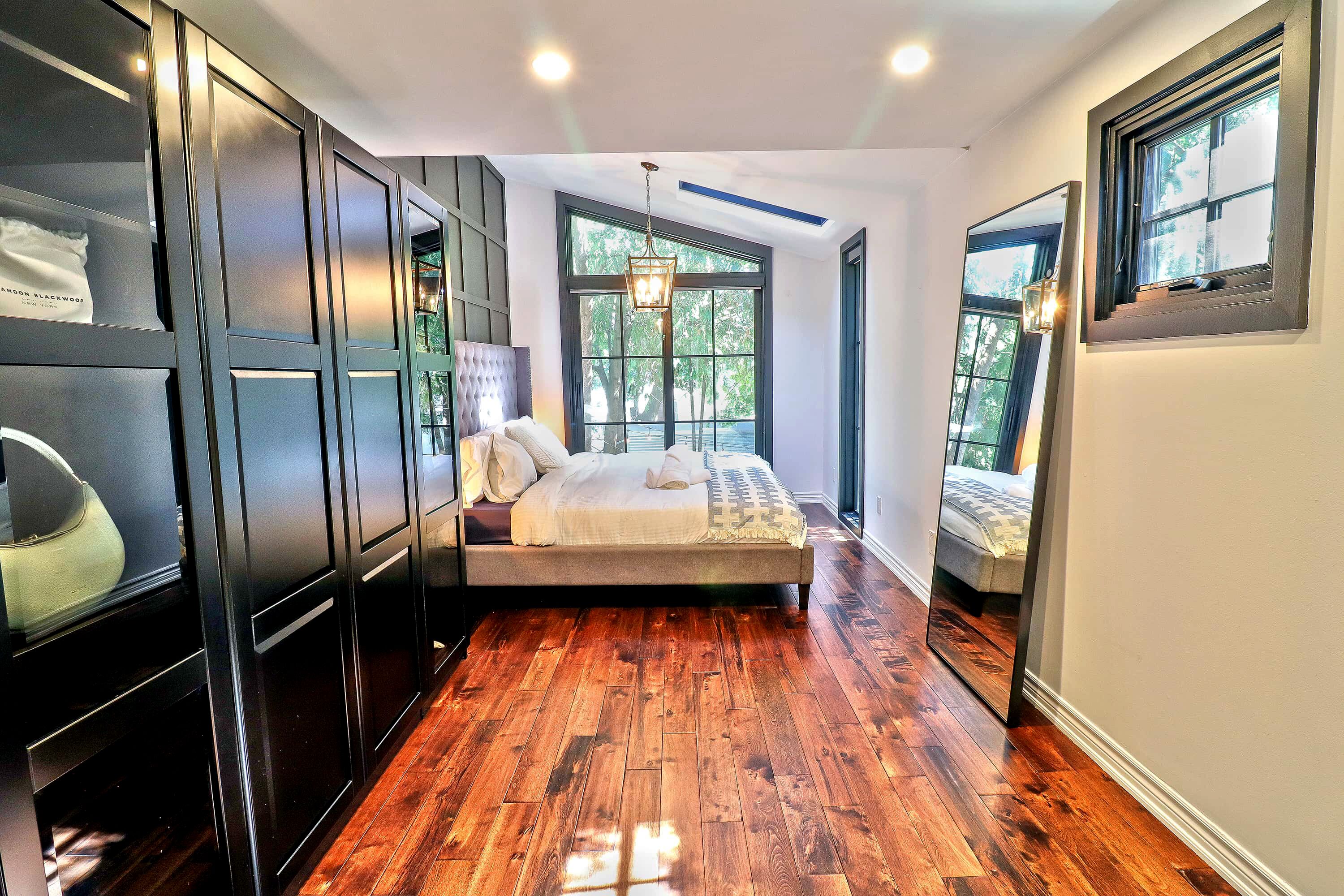 2 bedrooms, desk, iron/ironing board, travel crib