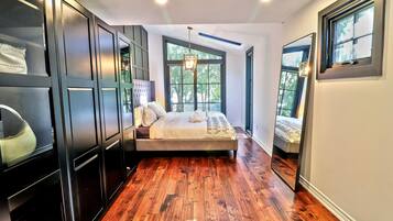 2 bedrooms, desk, iron/ironing board, travel crib