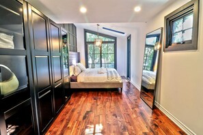 2 bedrooms, desk, iron/ironing board, travel crib - Stylish Victorian w Parking & Patio in Heart of TO! (Toronto)