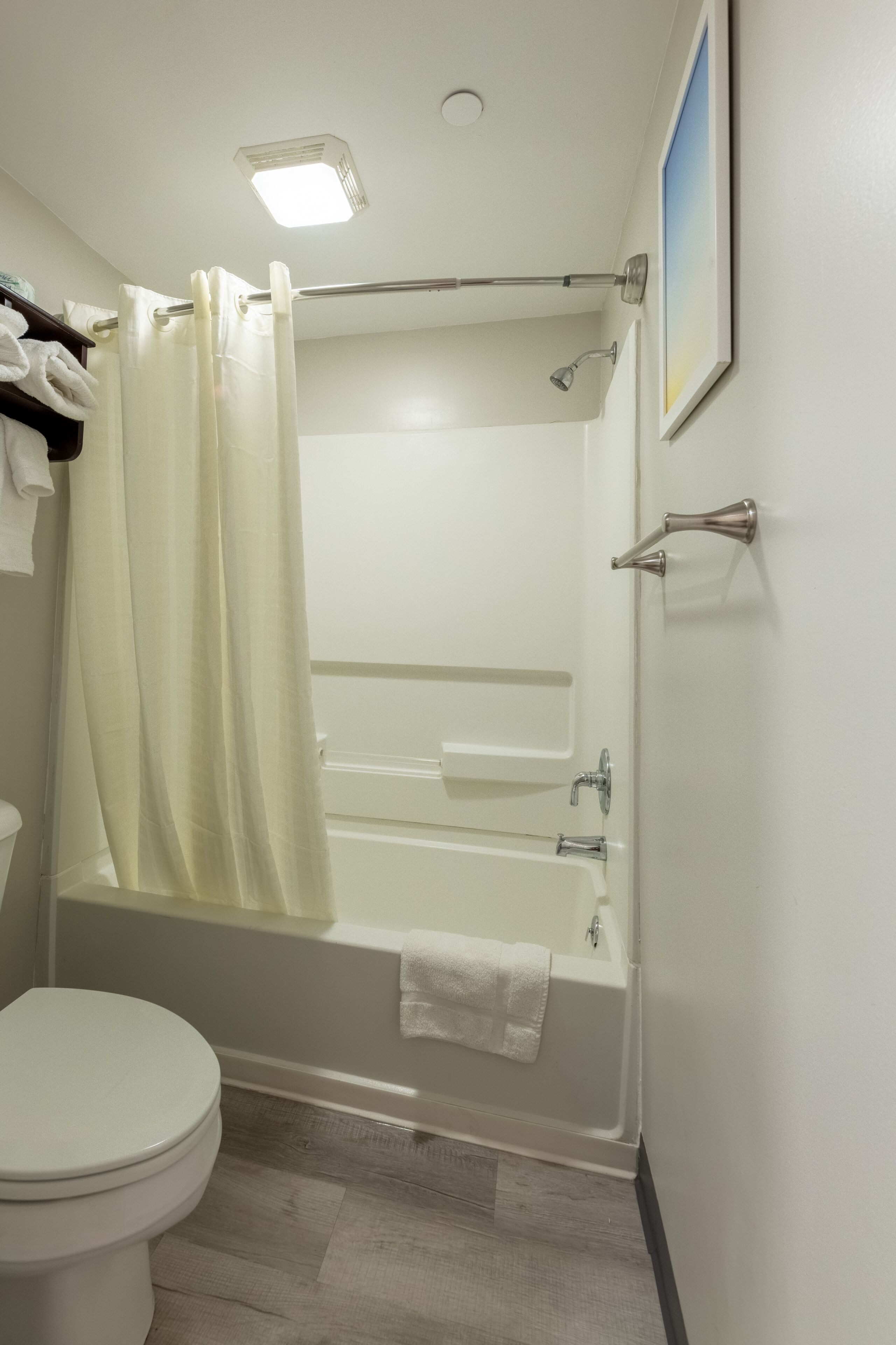 Ducha y bañera combinadas, toallas, jabón y champú