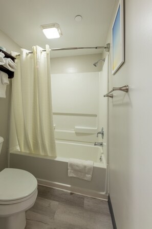 Combined shower/bathtub, towels, soap, shampoo - Lock Haven Grandview Hotel (Mill Hall)