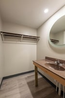 Bañera con ducha, toallas, jabón, shampoo