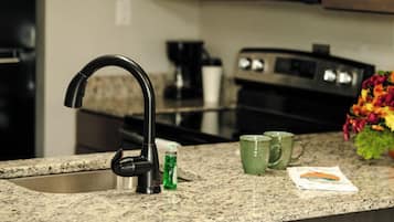 Micro-ondas, fogão, cooktop, freezer
