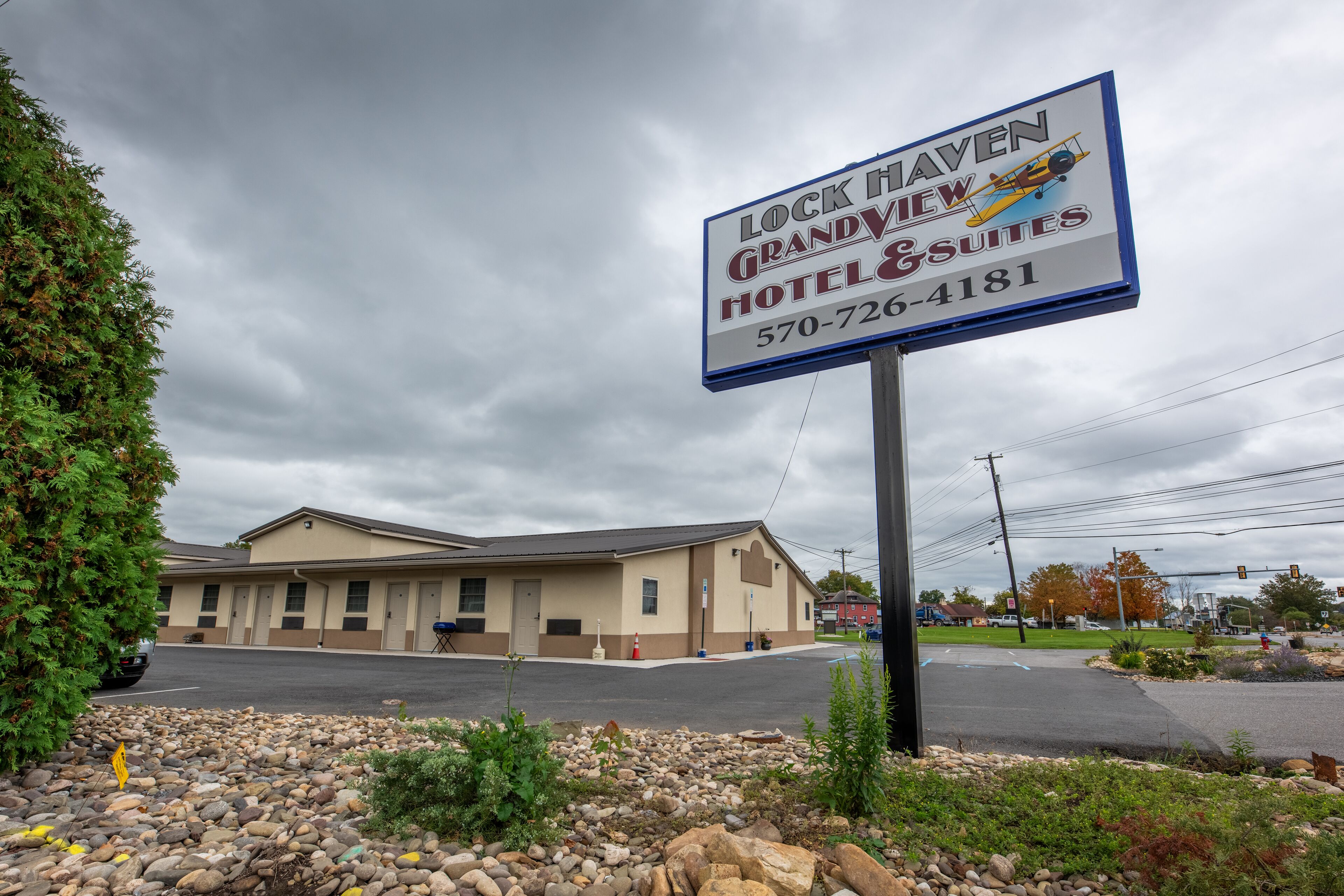 A hotel sign with the name "Lock Haven Grandview Hotel & Suites" and a phone number.