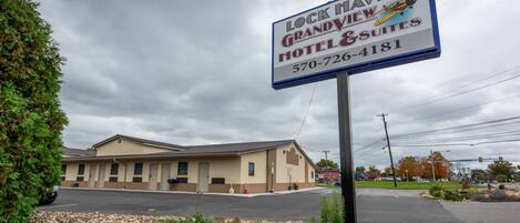 Une enseigne d’hôtel portant le nom « Lock Haven Grandview Hotel & Suites » et un numéro de téléphone.