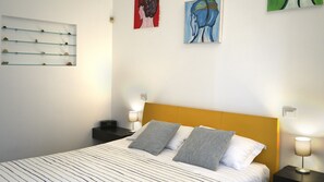 In-room safe, blackout curtains, soundproofing, free WiFi - B&B Azuni Home (Rome)