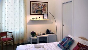 In-room safe, blackout curtains, soundproofing, free WiFi - B&B Azuni Home (Rome)