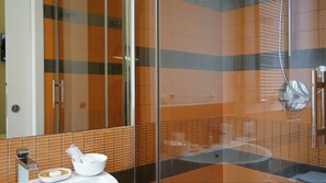 Camera Bea | Safe på rommet, blendingsgardiner, lydisolert og wi-fi (inkludert)