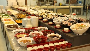 Buffet com diversos alimentos e bebidas.