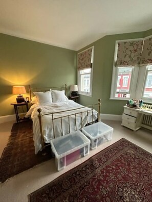 Basic House, Multiple Beds | 3 bedrooms, iron/ironing board, bed sheets - Tranquil & Family-friendly 3BD Home, Clapham! (London)