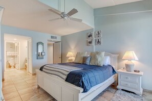 2 habitaciones, escritorio y tabla de planchar con plancha 