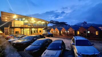 Depan hartanah - siang/malam