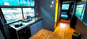Cabaña exclusiva, 1 cama Queen size y sofá cama, vista a la montaña, junto a la montaña | Cocina privada | Frigobar, tetera eléctrica y utensilios de cocina