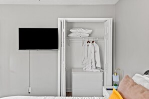 4 habitaciones, tabla de planchar con plancha, wifi y ropa de cama 