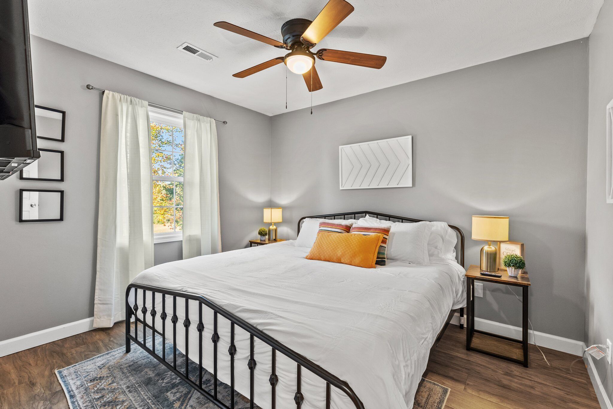 4 bedrooms, iron/ironing board, WiFi, bed sheets