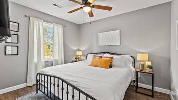 4 bedrooms, iron/ironing board, WiFi, bed sheets