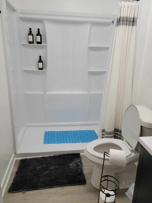 Secador de pelo, toallas, jabón, papel higiénico