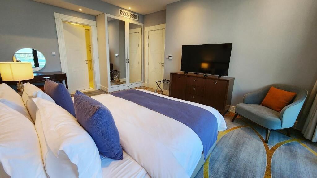 Ropa de cama de alta calidad, colchones con acolchado adicional, minibar