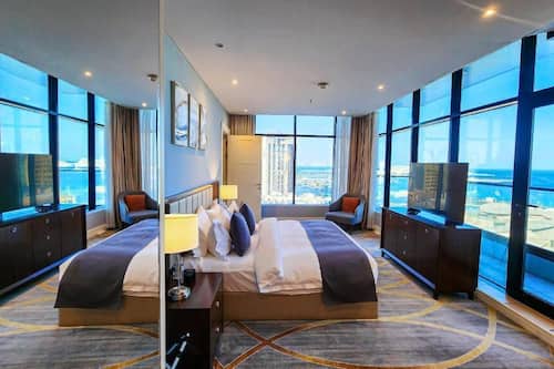 Royal suite, 2 slaapkamers, uitzicht op zee | Luxe beddengoed, pillowtop-bedden, een minibar, een kluis op de kamer