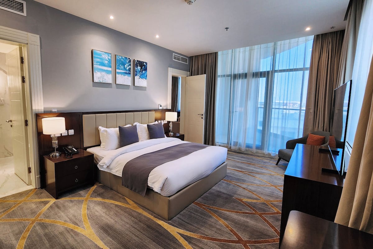 2 bedrooms, premium bedding, pillow-top beds, minibar