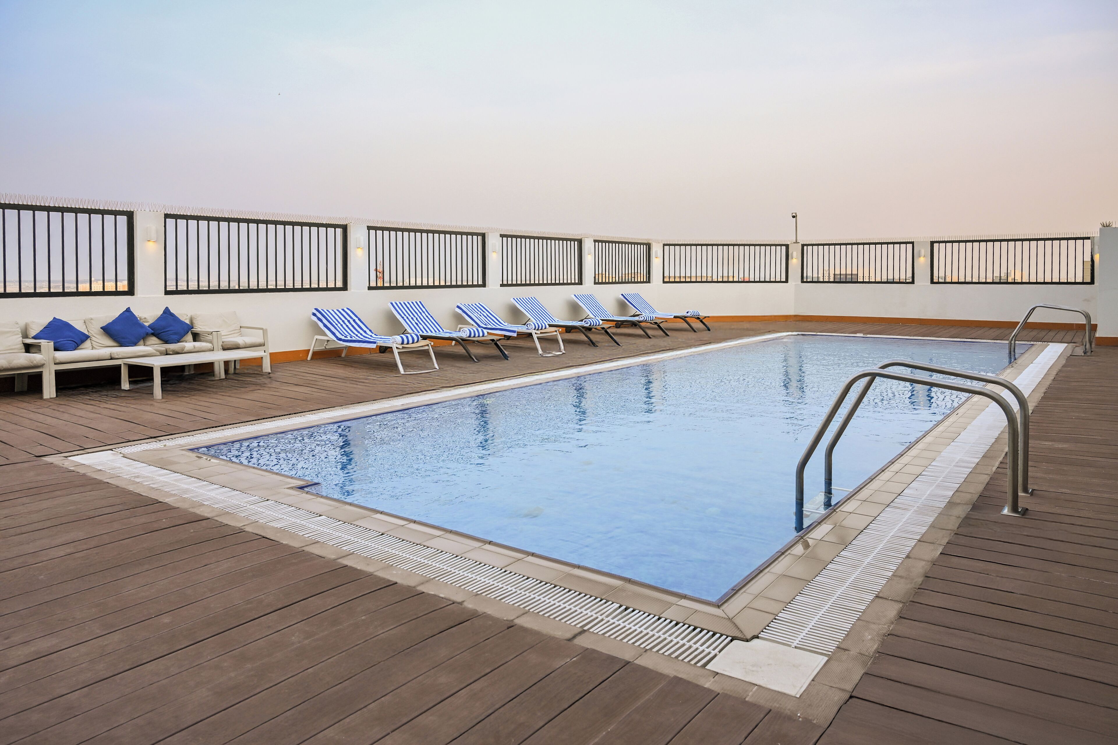 Kolam renang outdoor, dengan kursi berjemur