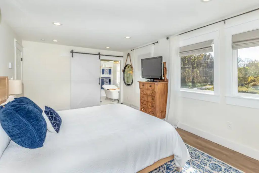 Spacious Modern Catskill Farmhouse Hot Tub, Pool, FirePit, Views