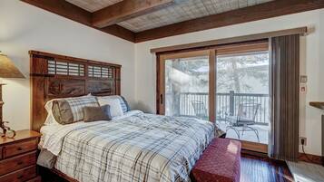 Premier Condo | 1 bedroom, iron/ironing board, free WiFi