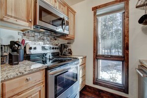 Leilighet – premier | Eget kjøkken | Kjøleskap, mikrobølgeovn, ovn og kokeplater