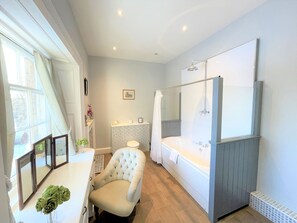 Deluxe Room | Bathroom | Towels