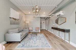 TV - Updated Music City retreat with open kitchen, bright accents, and storage space (Nashville)