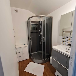 Dusche, Haartrockner, Toilettenpapier