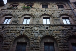 Exterior detail - Volterra - Palazzo Contugi xiv Sec (Volterra)